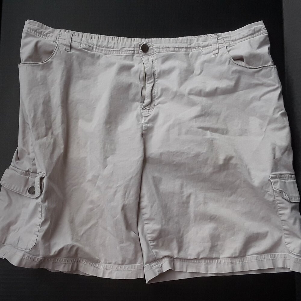 Basic Editions off white cargo shorts size 1X